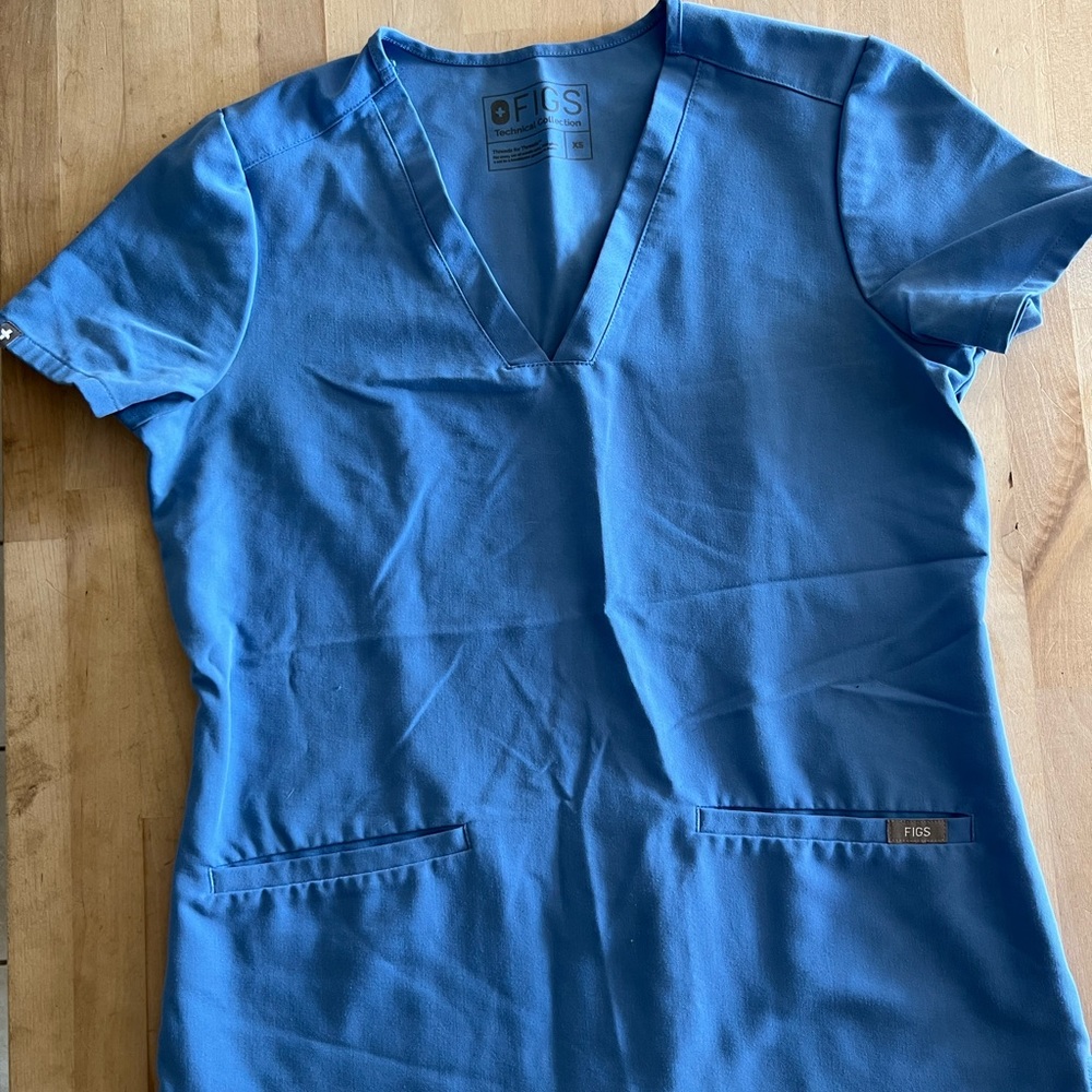 Figs three pocket casma top